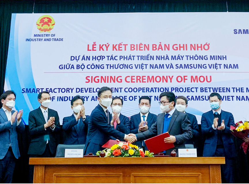 Đại diện Cục Công nghiệp (Bộ Công Thương) và đại diện Tổ hợp Samsung Việt Nam ký Biên bản ghi nhớ vào ngày 22-2. Ảnh: DNCC